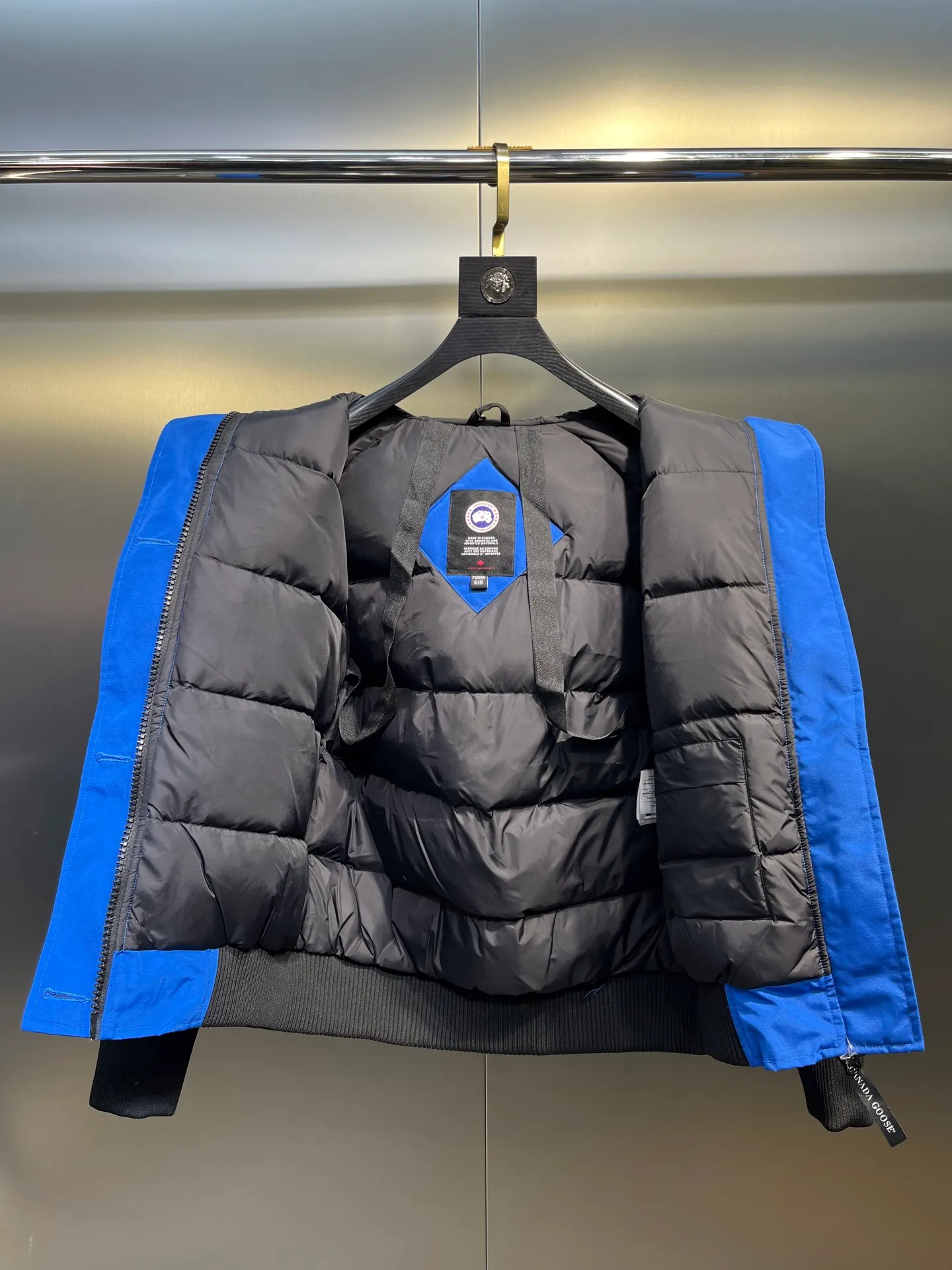 P780 CANADA GOOES 02 model Chilliwa bomber jacket 02 model, chosen by Arctic and Antarctic scientific expedition teams as their cold-proof equipment, the Rolls-Royce of down jackets. ➖ Industry-leading anti-counterfeiting chip sensing. ➖ Imported Behringer embroidery machines and customized embroidery labels, the highest level and industry leading. ➖ Imported Korean 21-count polyester-cotton blended original fabric, TC85 waterproof coated fabric, water-repellent, windproof and wear-resistant. ➖ The new national standard 80 white duck down is filled with an average of 520 grams of down. The amount of down filled is industry-leading. ➖ 100% nylon lon lining with double double-layer sealing design to prevent velvet running, seamless thread design on cuffs! ➖ Western Canadian Green Wolf Collar. ➖ Yoshida YKK provides original factory-customized electroplated sliders. YKK two-way lockable zippers are tight and smooth and do not peel off paint. ➖ 3M composite Velcro is durable and the accessories and hardware are all custom-made. Note: Our copywriting is only simple and clear. Instead of bragging about the copywriting, it is better to compare and understand with samples. Only for the purest, most focused, most professional, highest quality, and highest sex!  size：xs-xl
